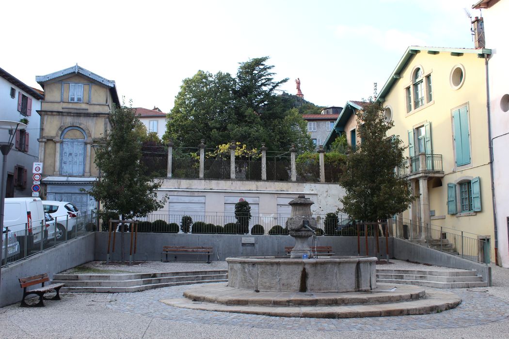 vue générale de la fontaine dans son environnement