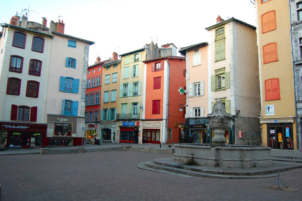 vue générale de la fontaine dans son environnement