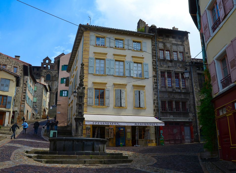 vue générale de la fontaine dans son environnement