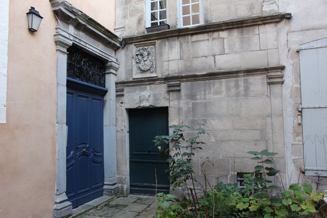 cour intérieure, portes d’accès aux n°14 et n°16, vue générale