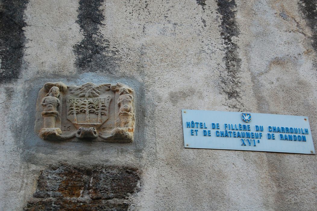 mur extérieur, détail d’un blason sculpté