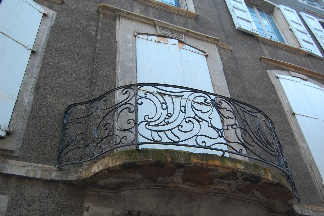 façade sur rue, détail de la ferronnerie du 1er étage