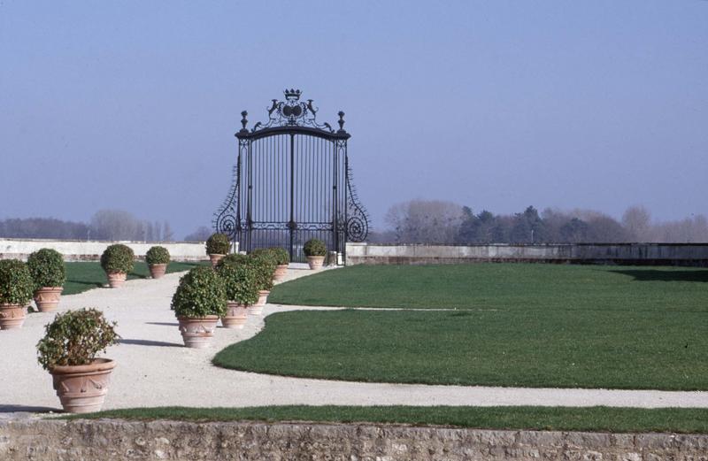 Grille d'entrée en fer forgé sur le parc