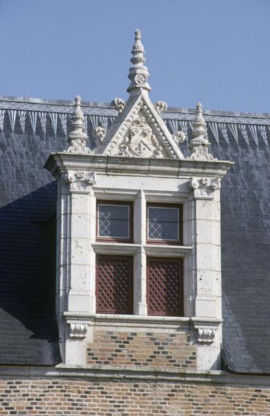 Lucarne à fronton sculpté