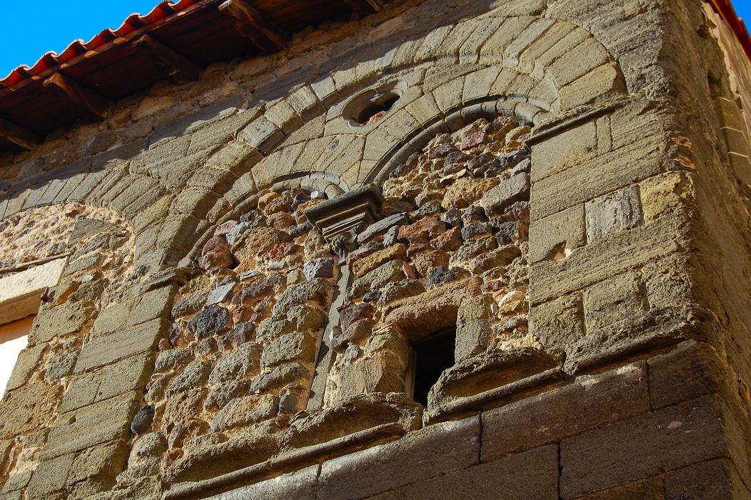 façade sur rue, détail d’une des baies situées au 1er étage