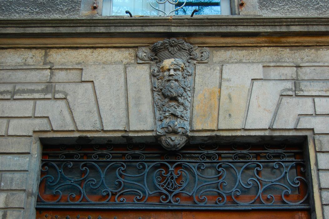 porte d’accès sur rue, vue générale du tympan