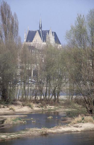 Ensemble sud-ouest, maisons et la Loire au premier plan