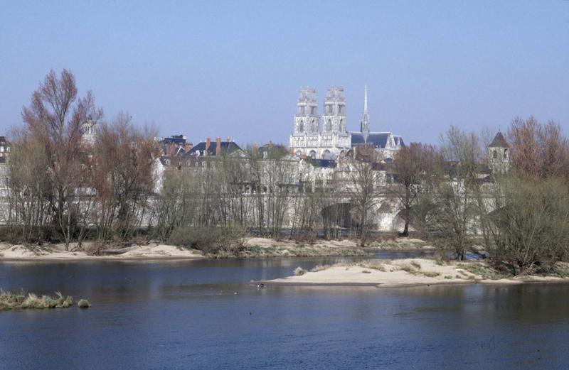 Vue générale de la ville, façade ouest de la cathédrale et la Loire au premier plan