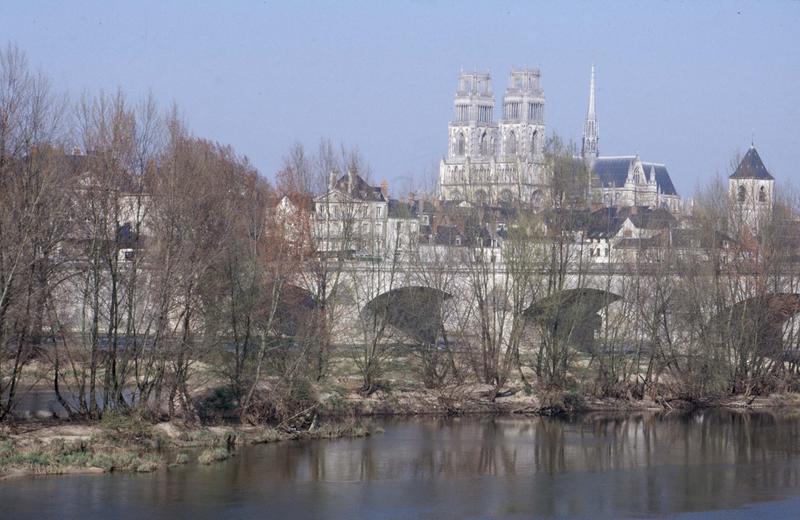 Vue générale de la ville, façade ouest de la cathédrale et la Loire au premier plan