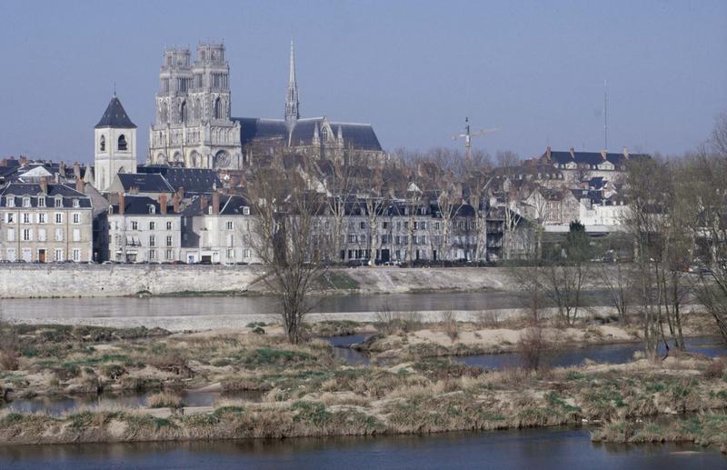 Vue générale de la ville, ensemble sud-ouest de la cathédrale et la Loire au premier plan