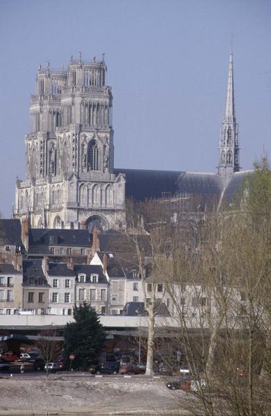 Tours ouest, maisons et la Loire au premier plan