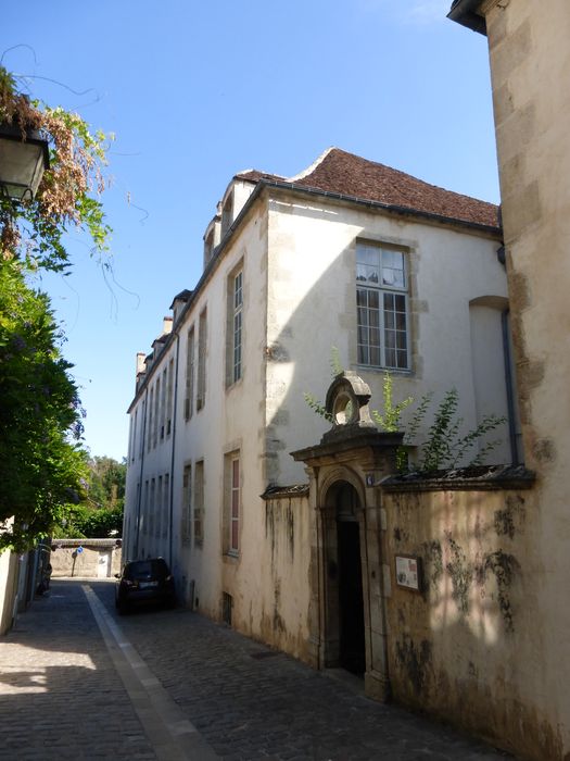 porche sur rue, vue générale