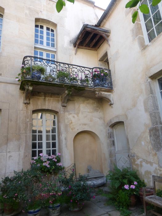 cour intérieure, façades nord et est, vue partielle