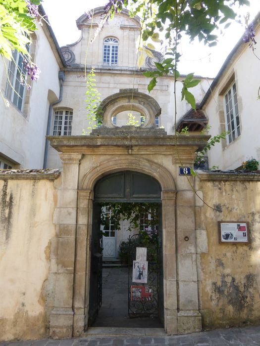 porche sur rue, vue générale