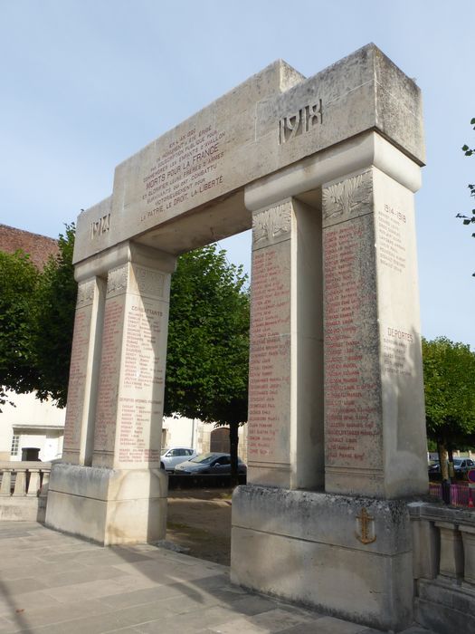 vue générale du portique situé derrière le poilu