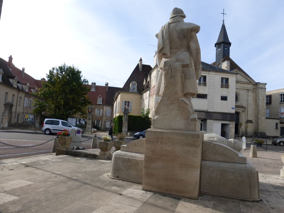 revers de la statue du poilu, vue générale