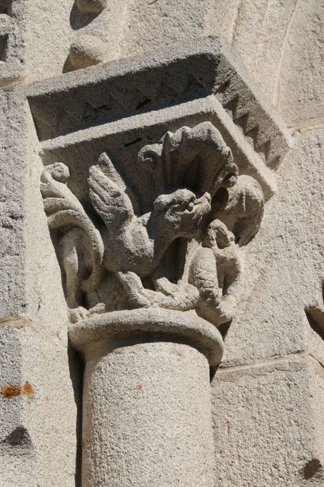 Eglise Notre-Dame : détail d’un chapiteau extérieur