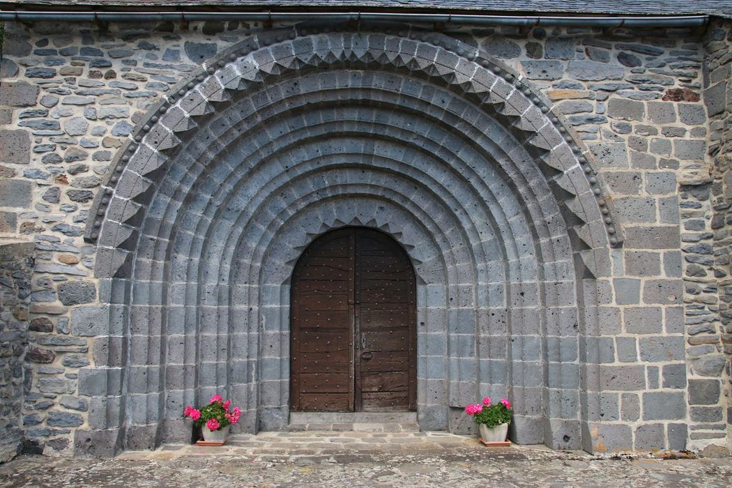 Eglise Saint-Jean-Baptiste : portail sud, vue générale