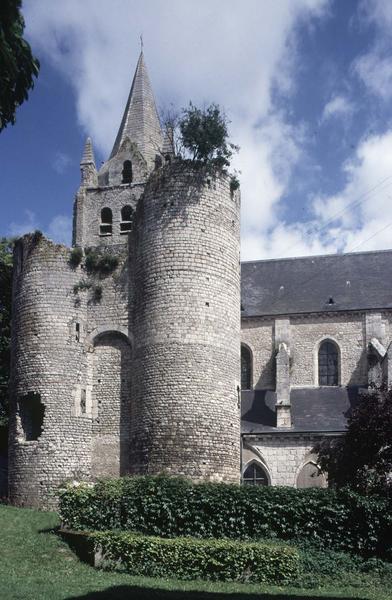 Clocher, côté sud, et ruines de l'ancien donjon