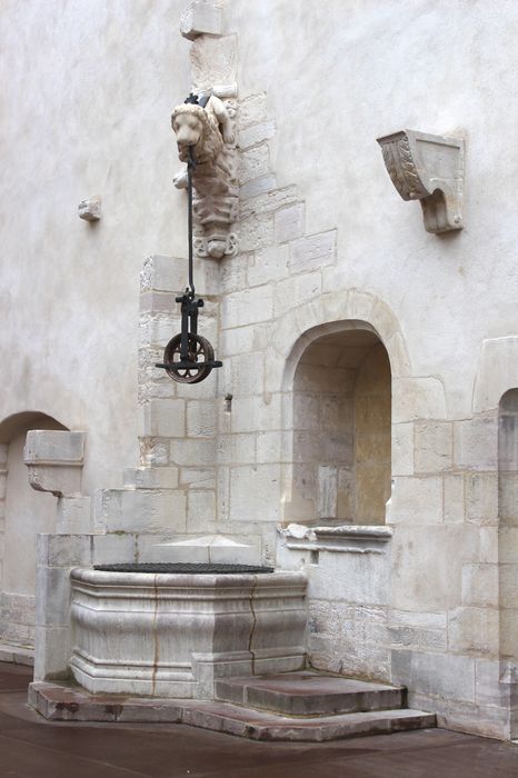 Palais des Ducs et des Etats de Bourgogne (ancien) : Puits des anciennes cuisines, vue générale