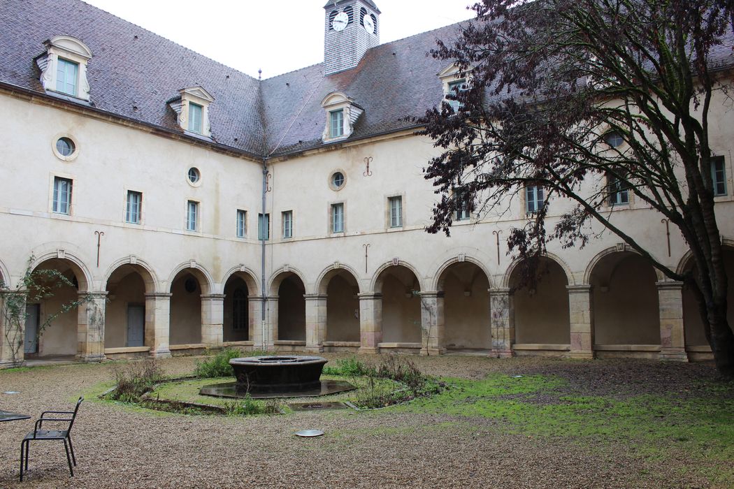 Hospice Sainte-Anne (ancien) : Cloître, ailes nord et est, vue générale