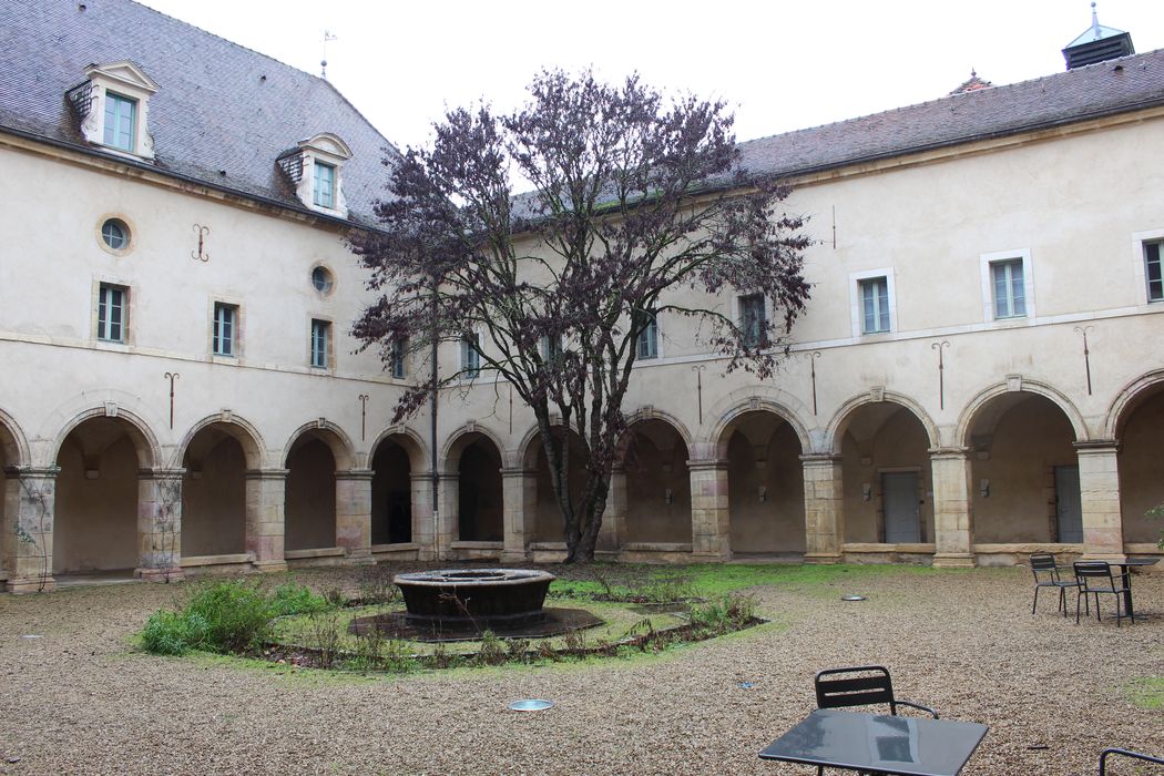 Hospice Sainte-Anne (ancien) : Cloître, ailes sud et est, vue générale