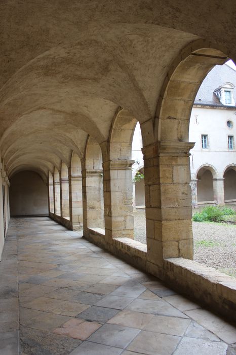 Hospice Sainte-Anne (ancien) : Cloître, galerie nord, vue générale