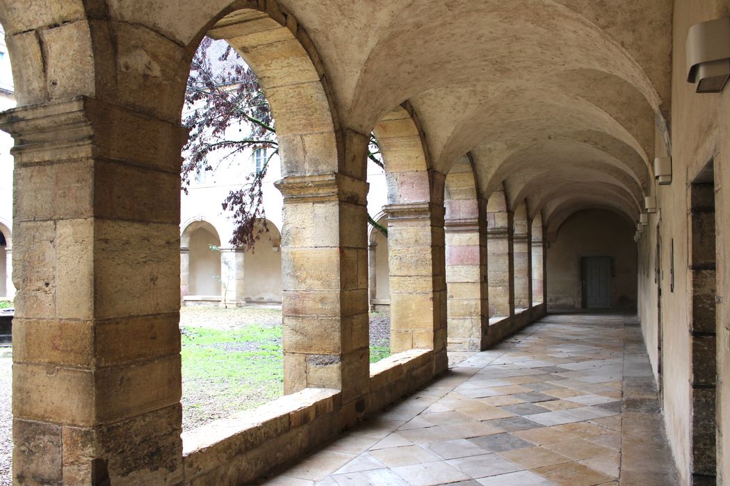 Hospice Sainte-Anne (ancien) : Cloître, galerie sud, vue générale