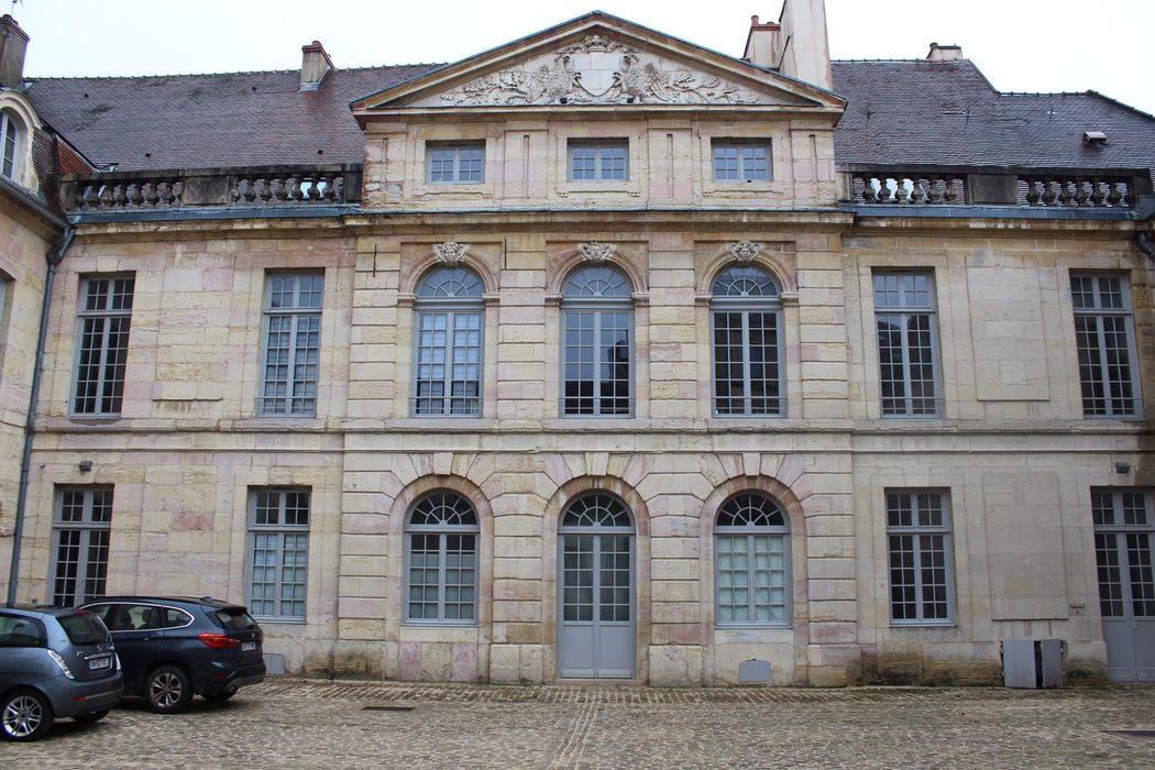 Hôtel de Ruffey : Cour d’honneur, façade nord-ouest, vue générale