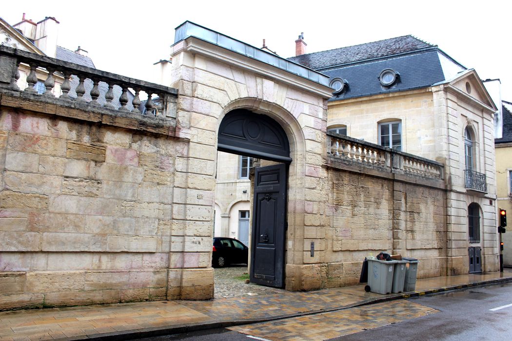 Hôtel de Ruffey : Porche sur rue, vue générale