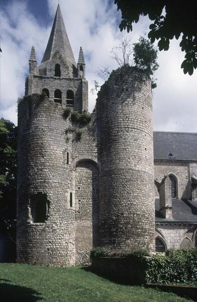 Clocher, côté sud, et ruines de l'ancien donjon