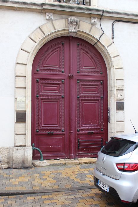 Hôtel Berbisey : Portail sur rue, vue générale