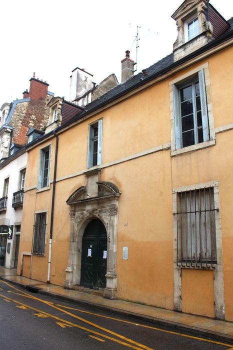 Maison : Façade sur rue, vue générale