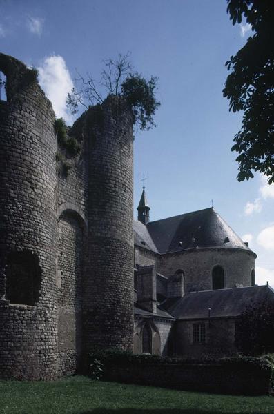 Abside et ruines de l'ancien donjon