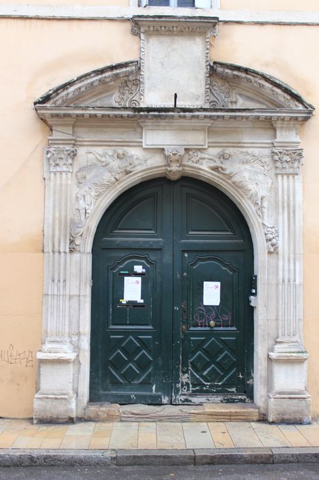 Maison : Portail sur rue, vue générale