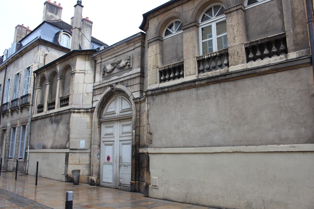 Hôtel de la Mare : Façade sur rue, vue générale