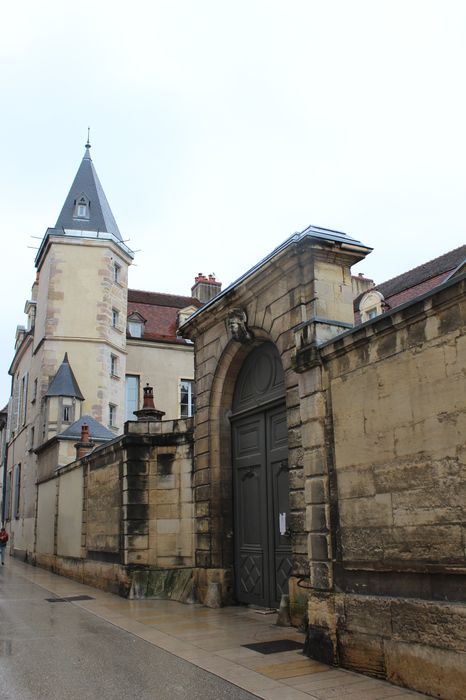 Hôtel de Sassenay : Porche d’accès sur rue, vue générale