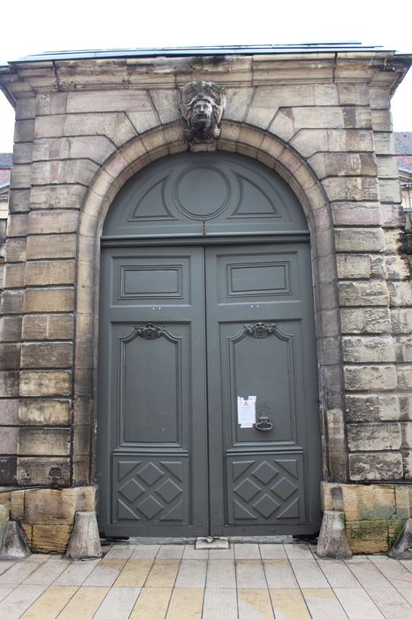 Hôtel de Sassenay : Porche d’accès sur rue, vue générale