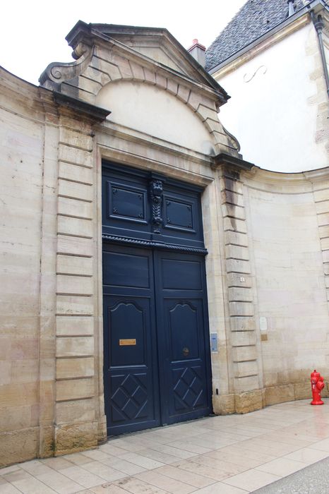 Hôtel de Bretagne-Blancey : Porche d’accès sur rue, vue générale