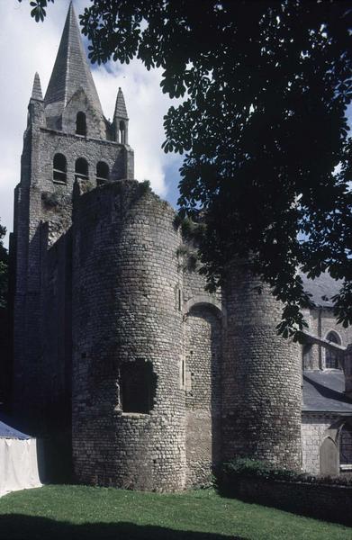 Clocher, côté sud, et ruines de l'ancien donjon