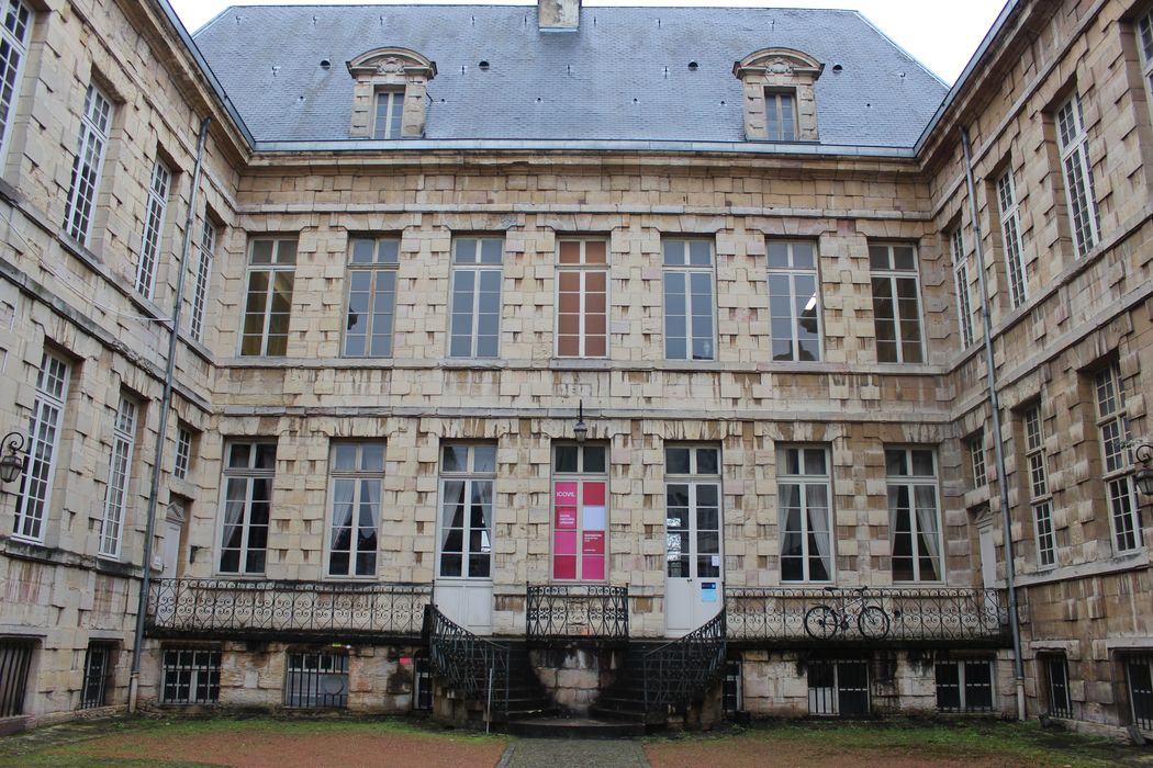 Hôtel d'Esterno : Cour d’honneur, façade nord-ouest, vue générale