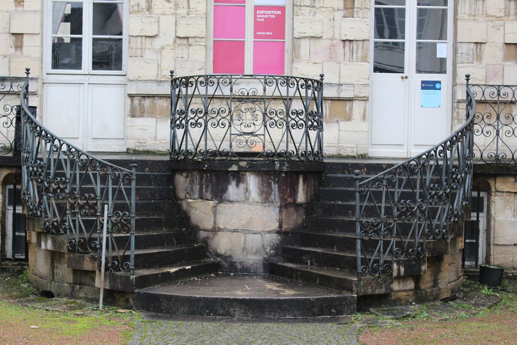 Hôtel d'Esterno : Cour d’honneur, escalier menant à la terrasse de la façade nord-ouest, vue générale