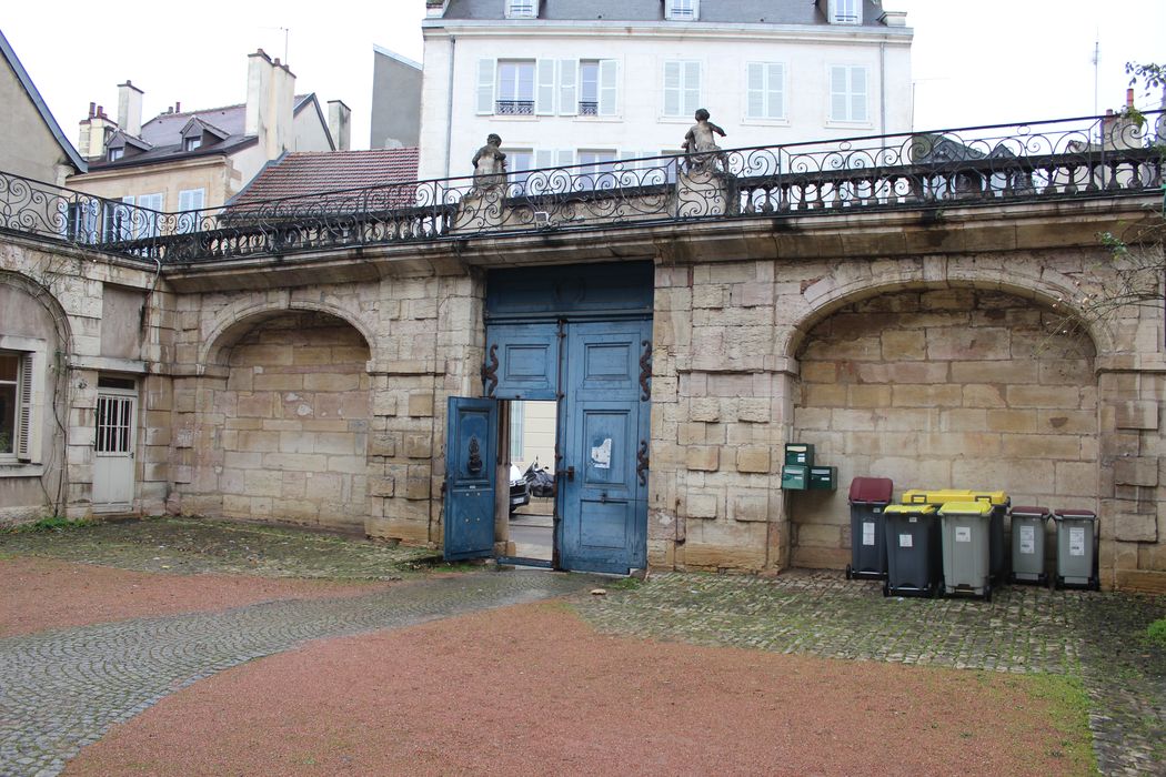 Hôtel d'Esterno : Cour d’honneur, porche d’accès à la rue, vue générale