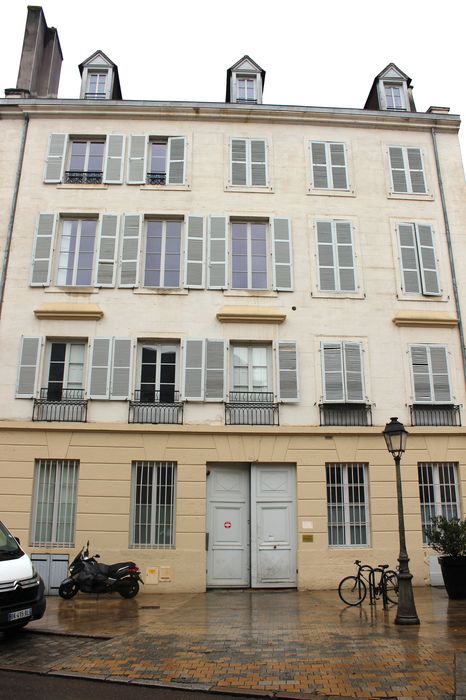 Maison : Façade sur rue, vue générale