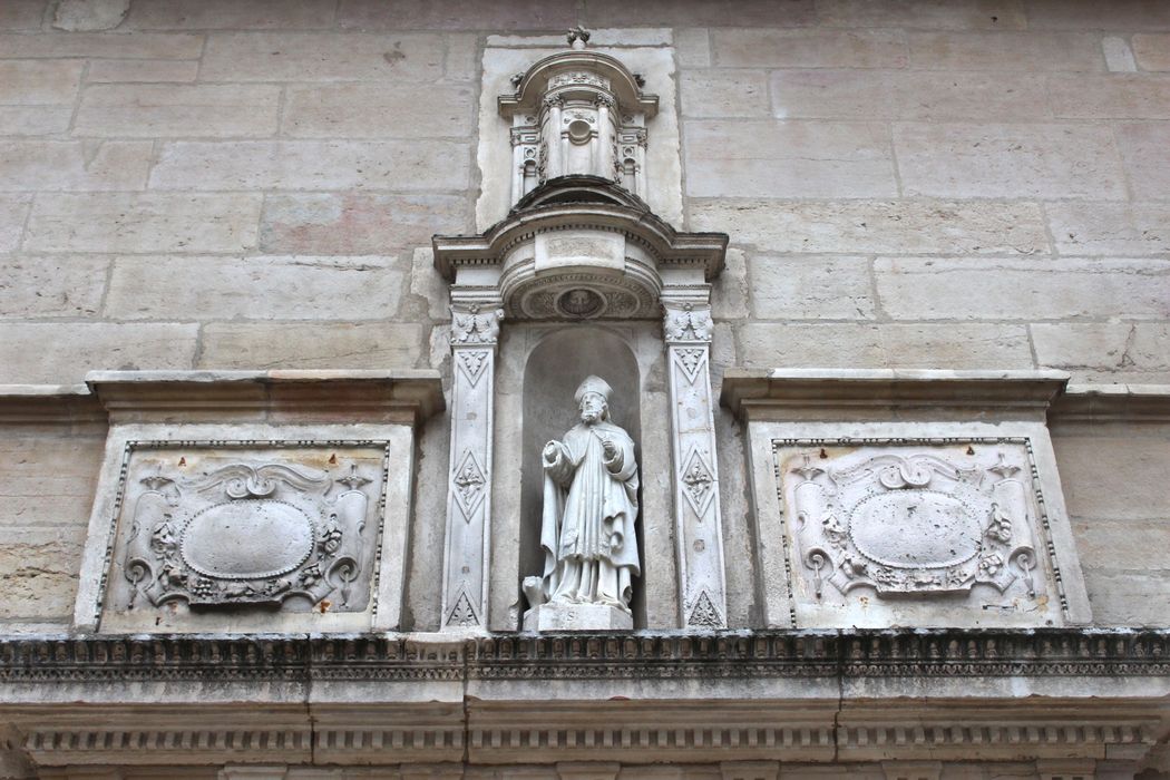 Hôtel de Berbis : Porche d’accès sur rue, détail du tympan