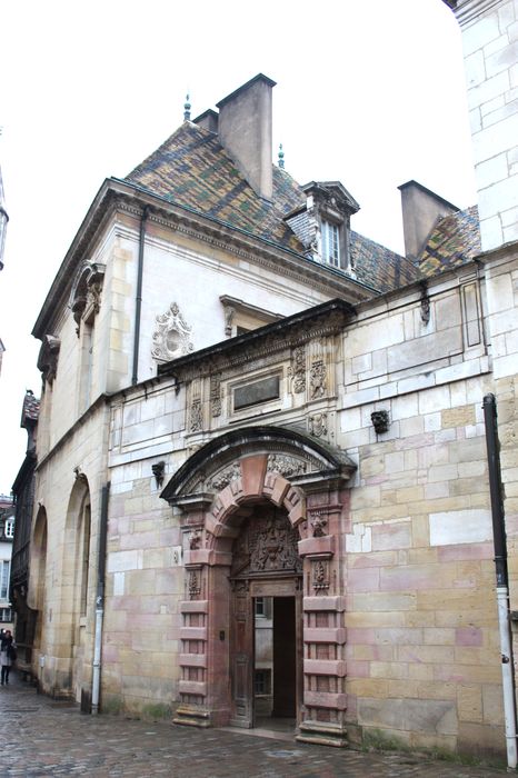 Hôtel de Vogüé : Porche d’accès sur rue, vue générale