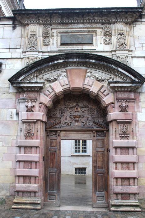 Hôtel de Vogüé : Porche d’accès sur rue, vue générale