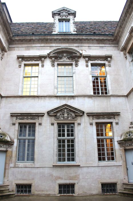 Hôtel de Vogüé : Cour d’honneur, façade sud, vue générale