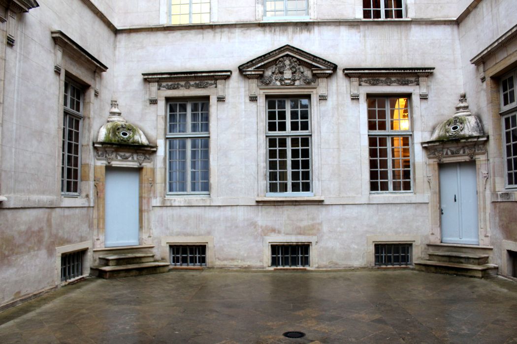 Hôtel de Vogüé : Cour d’honneur, façade sud, vue partielle