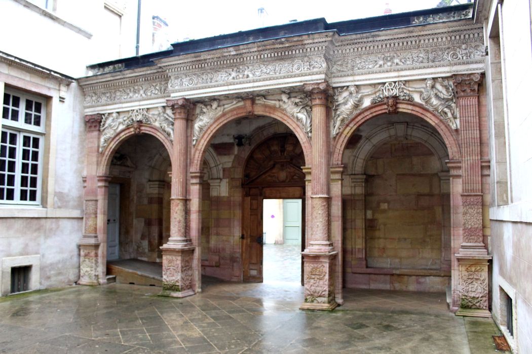 Hôtel de Vogüé : Cour d’honneur, porche d’accès à la rue, vue générale